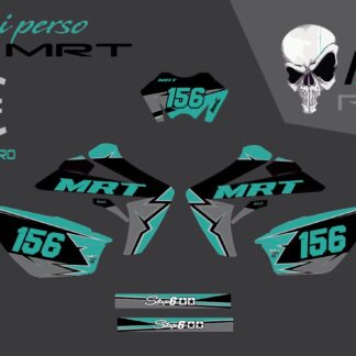 Transformez votre moto avec notre kit déco rieju mrt 50 personnalisable, fabriqué en France à partir de matières de haute qualité. Choisissez parmi des options brillantes comme holographique, chrome, pailleté, métallique ou chrome forgé pour donner à votre moto une touche personnelle qui ne passera pas inaperçue. Faites de votre moto un véritable reflet de votre style !