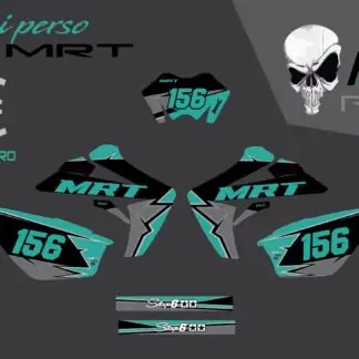 Transformez votre moto avec notre kit déco rieju mrt 50 personnalisable, fabriqué en France à partir de matières de haute qualité. Choisissez parmi des options brillantes comme holographique, chrome, pailleté, métallique ou chrome forgé pour donner à votre moto une touche personnelle qui ne passera pas inaperçue. Faites de votre moto un véritable reflet de votre style !